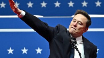 Elon Musk con il controverso gesto del braccio teso