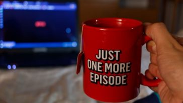 tazza di Netflix col pc dietro