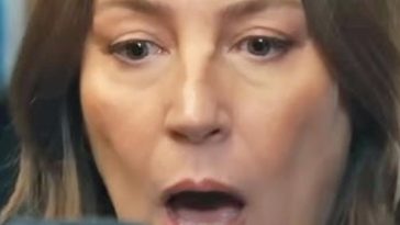 Guzide di Tradimento guarda stupita il telefono