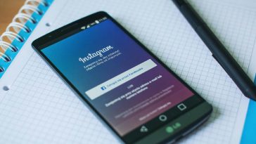 Un telefono con l'app Instagram su un quaderno a quadretti
