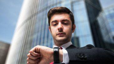 Uomo guarda orologio