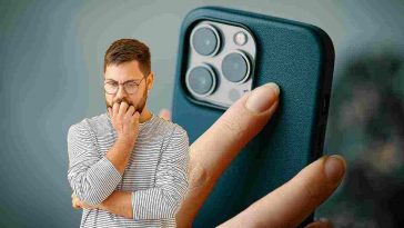 uomo preoccupato con sull osfondo mano con un iphone