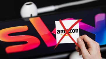 mano con un foglietto su cui è scritto amazon con una crocetta sopra, logo di sky sullo sfondo