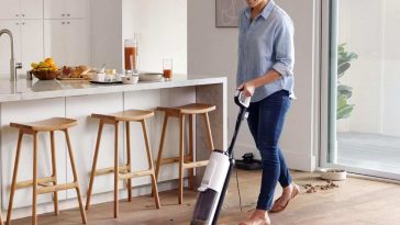 donna che usa aspirapolvere lavapavimenti Tineco in cucina