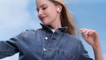 ragazza bionda che ascolta musica dagli auricolari Huawei