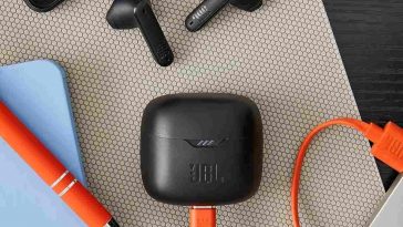 auricolari JBL con astuccio, cavo su ripiano