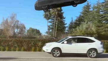 auto volante nera che supera un suv bianco