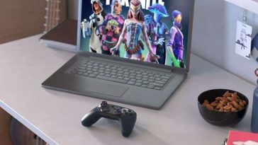 controller Amazon Luna appoggiato su un tavolino con davanti un laptop con la schermata di Fortnite, una ciotola con delle mandorle
