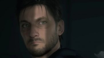 Il volto dell'attore luca marinelli con un fascio di luce che ne illumina gli occhi