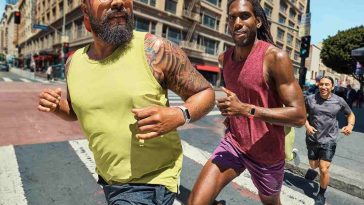 due uomini corrono con fitbit di google al polso