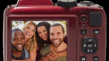 4 persone fotografate da macchina kodak