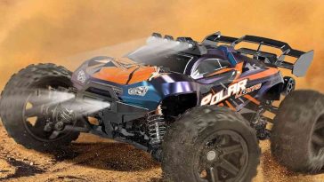 monster truck radicomandato che sfreccia sulla sabbia