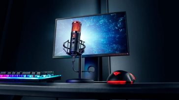 microfono professionale trust gaming sulla postazione da gioco su sfondo scuro