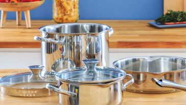 Un set di 4 pentole lagostina su di un tavolo di legno raffinato