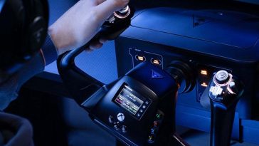 Ragazzo che usa la plancia di comando di Turtle Beach