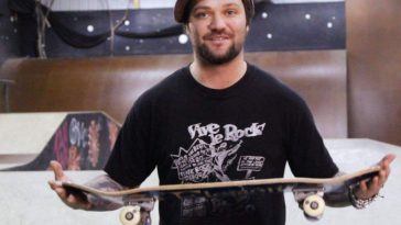 bam margera con in mano skateboard