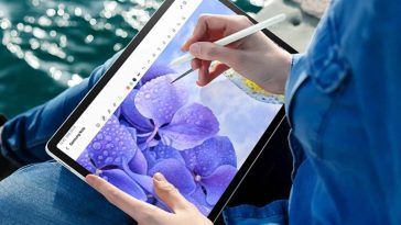 donna disegna con penna su tablet