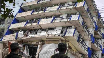 soldati guardano un palazzo crollato per i lterremoto