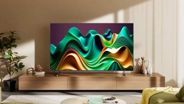 televisore Hisense inquadratura in un salotto con divani, tavolino centrale e tv su un ripiano