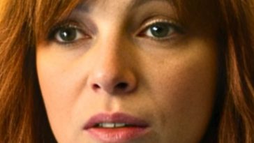 Primo piano dell'attrice Miriam Dalmazio, protagonista di Costanza