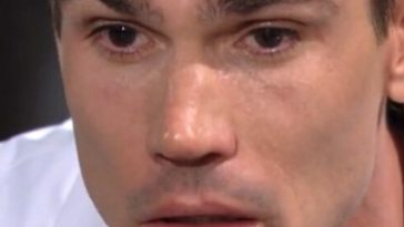 Primo piano di Finn, personaggio di Beautiful