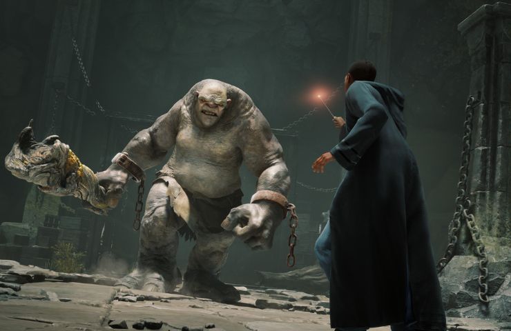 mago di Hogwarts Legacy che affronta un troll all'interno di un dungeon
