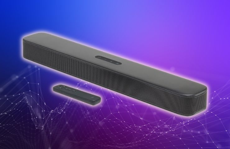 soundbar JBL su sfondo viola con telecomando