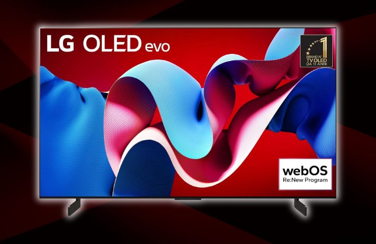 televisore LG OLED evo su sfondo rosso scuro