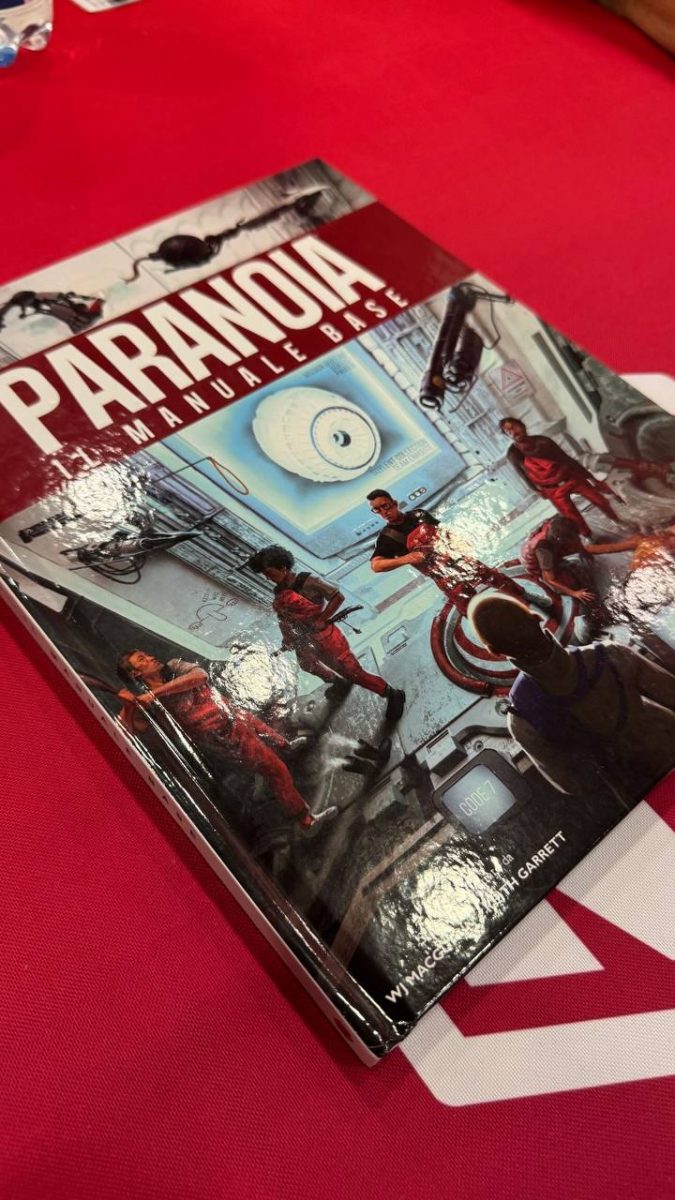 Copertina del manuale di Paranoia sul tavolo del PLAY 2025