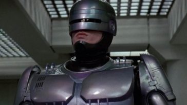 Una scena del film cult RoboCop