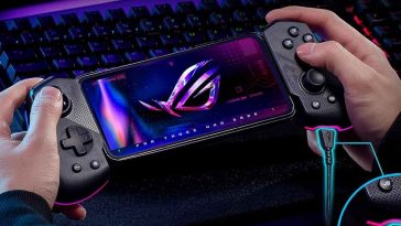 Persona che sta giocando allo smartphone seduto alla postazione PC utilizzando l'ASUS ROG Tessen controller
