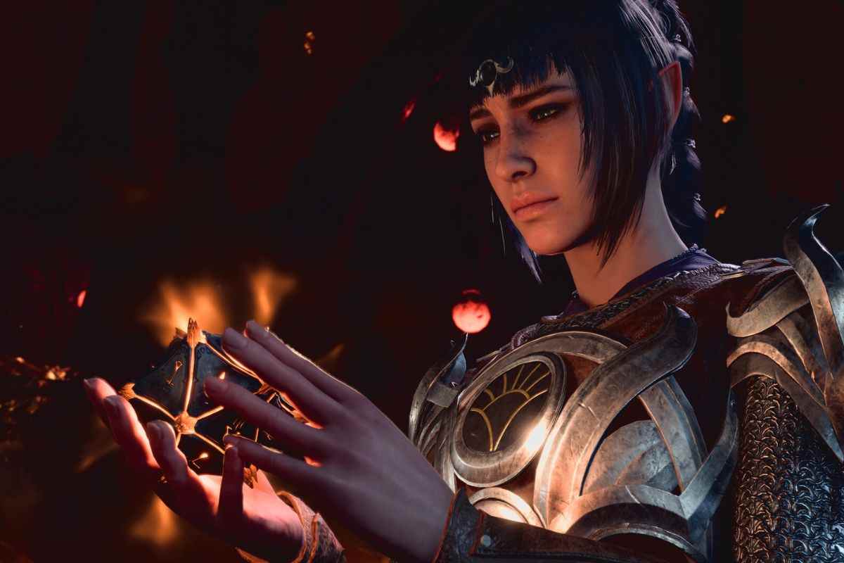 shadowheart di Baldur's gate 3 con espressione preoccupata che tiene in mano un artefatto magico