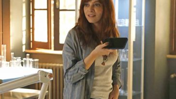 costanza nel suo ufficio con lo smartphone in mano