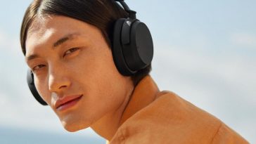 ragazzo asiatico con cuffie sennheiser