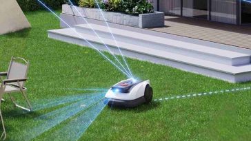 tosaerba robot ECOVACS in giardino con sensori attivi, davanti a gradini bianchi
