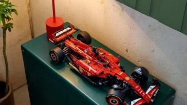 modellino Ferrari lego Formula 1 appoggiato su uno scaffale sotto una lampada