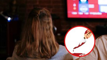Ragazza che guarda la tv e in evidenza un coltello insangunato