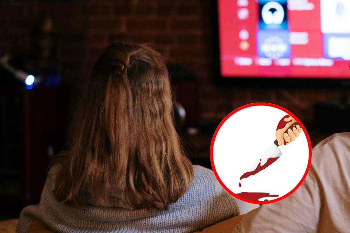 Ragazza che guarda la tv e in evidenza un coltello insangunato