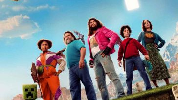 keyart del film di Minecraft con il cast su una sporgenza in un paesaggio di Minecraft con Creeper, ape che vola e lama