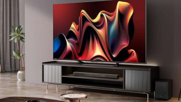 TV Hisense messa sopra mobile in un salotto