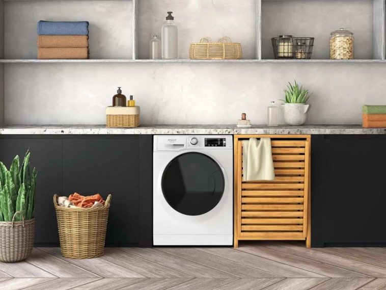 lavatrice inserita in una lavanderia