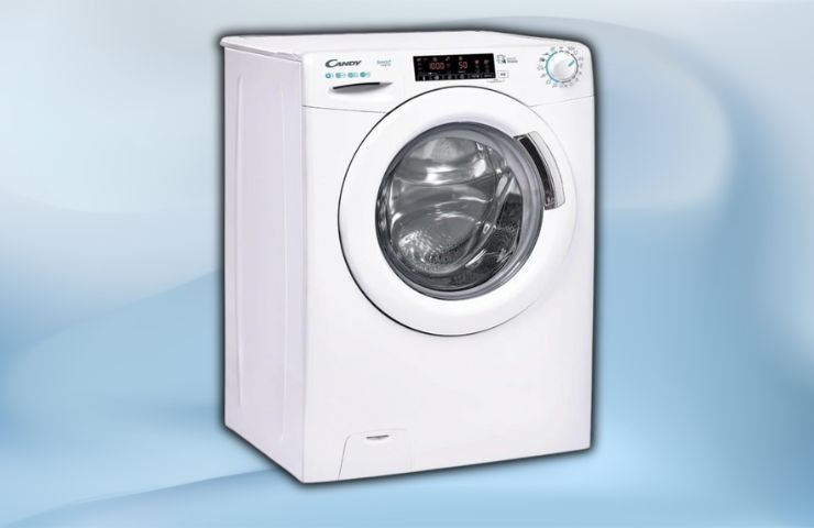 Lavatrice Candy smart su sfondo azzurro