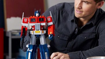 ragazzo tiene in mano Optimus Prime