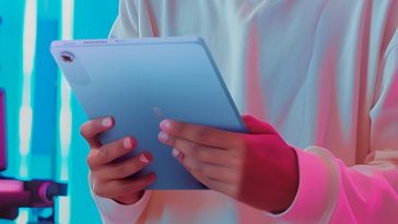 persona che tiene in mano il Lenovo Tab