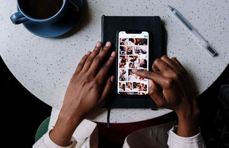 mani di donna che usano iphone con instagram