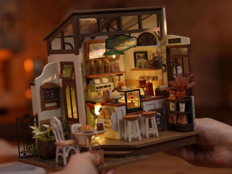 casa delle bambole, caffetteria tenuta in mano