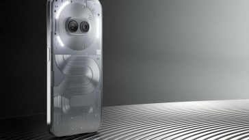 Nothing Phone 2a Plus 12 su sfondo grigio e base metallizzata