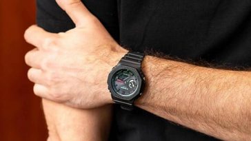 orologio al polso di ragazzo con maglia nera