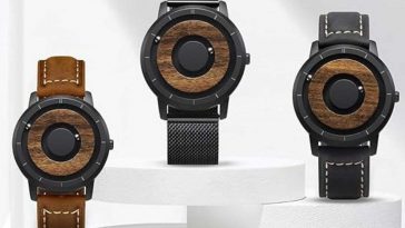 3 orologi magnetici disposti sopra tre piattaforme rotonde