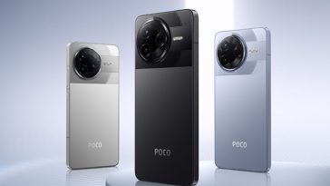 Xiaomi POCO F7 Pro, tre smartphone in tre colorazioni (panna, argento, nero) posti in verticale su piattaforma grigia